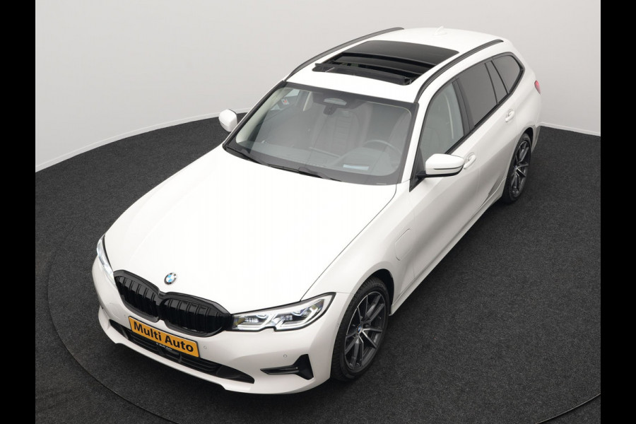 BMW 3 Serie Touring 330e Plug In Hybrid 293pk Dealer O.H PHEV | Trekhaak Af Fabriek | Panodak | Head Up | Adaptive Cruise | Laser LED | Lederen Sportstoelen Memory & Verwarmd | Keyless | Blis | Apple Carplay | Stuur Verwarmd | Navigatie | DAB |