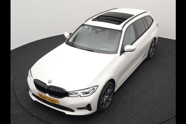 BMW 3 Serie Touring 330e Plug In Hybrid 293pk Dealer O.H PHEV | Trekhaak Af Fabriek | Panodak | Head Up | Adaptive Cruise | Laser LED | Lederen Sportstoelen Memory & Verwarmd | Keyless | Blis | Apple Carplay | Stuur Verwarmd | Navigatie | DAB |