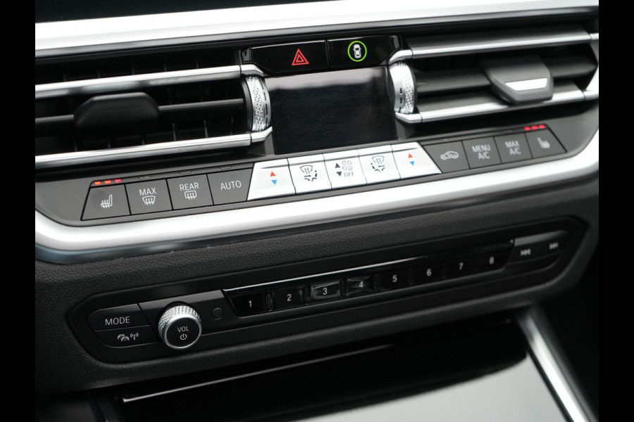 BMW 3 Serie Touring 330e Plug In Hybrid 293pk Dealer O.H PHEV | Trekhaak Af Fabriek | Panodak | Head Up | Adaptive Cruise | Laser LED | Lederen Sportstoelen Memory & Verwarmd | Keyless | Blis | Apple Carplay | Stuur Verwarmd | Navigatie | DAB |