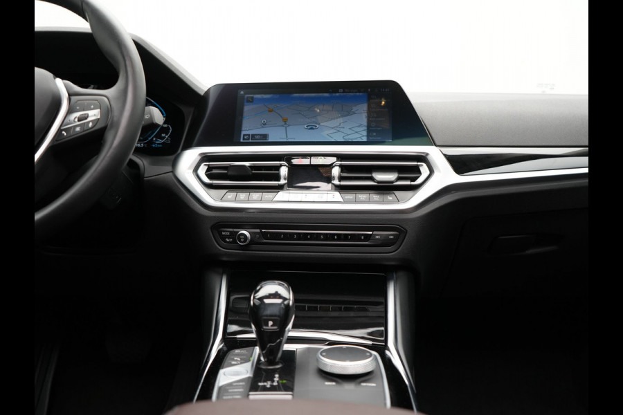 BMW 3 Serie Touring 330e Plug In Hybrid 293pk Dealer O.H PHEV | Trekhaak Af Fabriek | Panodak | Head Up | Adaptive Cruise | Laser LED | Lederen Sportstoelen Memory & Verwarmd | Keyless | Blis | Apple Carplay | Stuur Verwarmd | Navigatie | DAB |