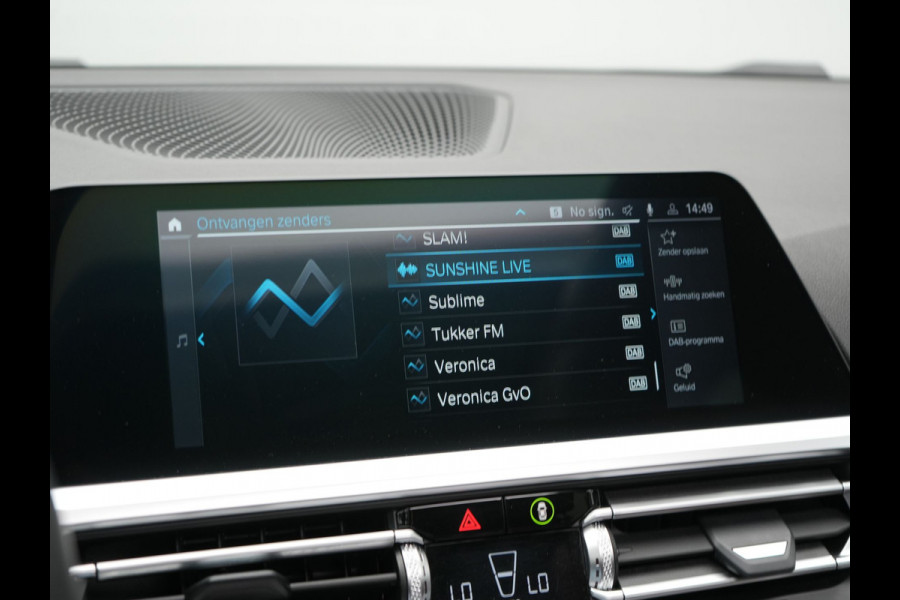 BMW 3 Serie Touring 330e Plug In Hybrid 293pk Dealer O.H PHEV | Trekhaak Af Fabriek | Panodak | Head Up | Adaptive Cruise | Laser LED | Lederen Sportstoelen Memory & Verwarmd | Keyless | Blis | Apple Carplay | Stuur Verwarmd | Navigatie | DAB |