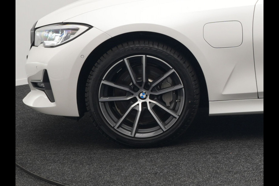 BMW 3 Serie Touring 330e Plug In Hybrid 293pk Dealer O.H PHEV | Trekhaak Af Fabriek | Panodak | Head Up | Adaptive Cruise | Laser LED | Lederen Sportstoelen Memory & Verwarmd | Keyless | Blis | Apple Carplay | Stuur Verwarmd | Navigatie | DAB |