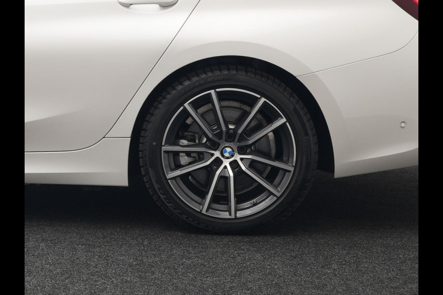 BMW 3 Serie Touring 330e Plug In Hybrid 293pk Dealer O.H PHEV | Trekhaak Af Fabriek | Panodak | Head Up | Adaptive Cruise | Laser LED | Lederen Sportstoelen Memory & Verwarmd | Keyless | Blis | Apple Carplay | Stuur Verwarmd | Navigatie | DAB |