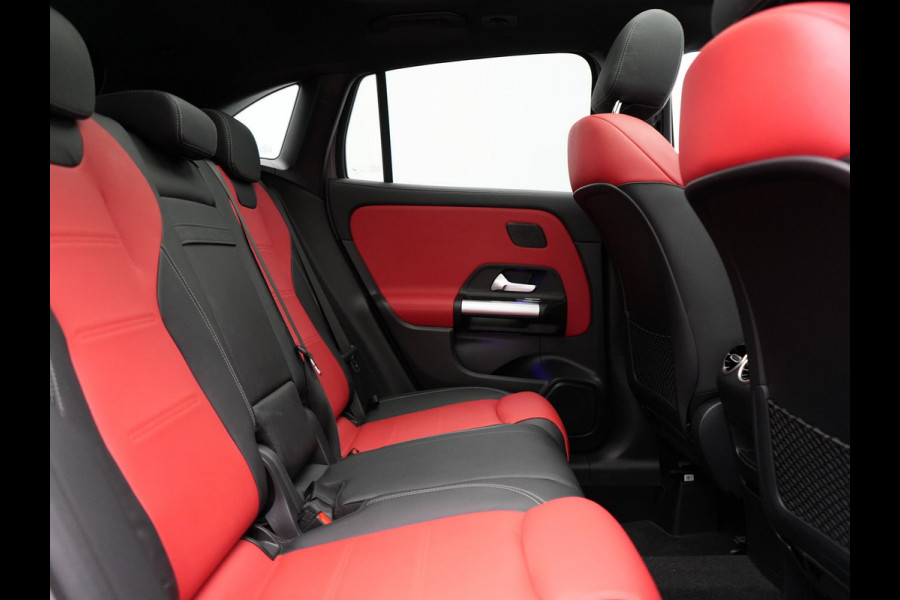 Mercedes-Benz GLA 250 e AMG Line Plug in Hybrid 218pk Dealer O.H | PHEV | Trekhaak af Fabriek | Panodak | Head Up| Adaptive Cruise | Apple Carplay | 360 camera | Sfeerverlichting | Lederen Sportstoelen Verwarmd | Widescreen Display | Navigatie | DAB |