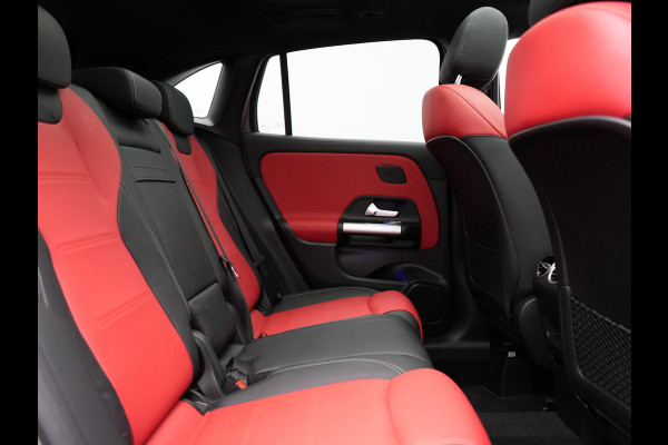 Mercedes-Benz GLA 250 e AMG Line Plug in Hybrid 218pk Dealer O.H | PHEV | Trekhaak af Fabriek | Panodak | Head Up| Adaptive Cruise | Apple Carplay | 360 camera | Sfeerverlichting | Lederen Sportstoelen Verwarmd | Widescreen Display | Navigatie | DAB |