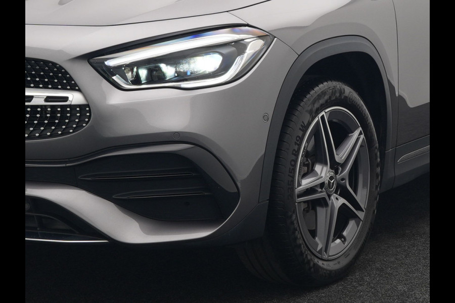 Mercedes-Benz GLA 250 e AMG Line Plug in Hybrid 218pk Dealer O.H | PHEV | Trekhaak af Fabriek | Panodak | Head Up| Adaptive Cruise | Apple Carplay | 360 camera | Sfeerverlichting | Lederen Sportstoelen Verwarmd | Widescreen Display | Navigatie | DAB |