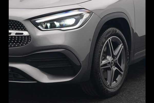 Mercedes-Benz GLA 250 e AMG Line Plug in Hybrid 218pk Dealer O.H | PHEV | Trekhaak af Fabriek | Panodak | Head Up| Adaptive Cruise | Apple Carplay | 360 camera | Sfeerverlichting | Lederen Sportstoelen Verwarmd | Widescreen Display | Navigatie | DAB |