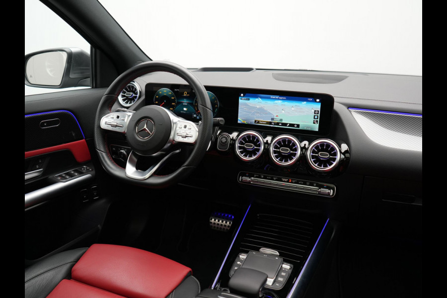 Mercedes-Benz GLA 250 e AMG Line Plug in Hybrid 218pk Dealer O.H | PHEV | Trekhaak af Fabriek | Panodak | Head Up| Adaptive Cruise | Apple Carplay | 360 camera | Sfeerverlichting | Lederen Sportstoelen Verwarmd | Widescreen Display | Navigatie | DAB |