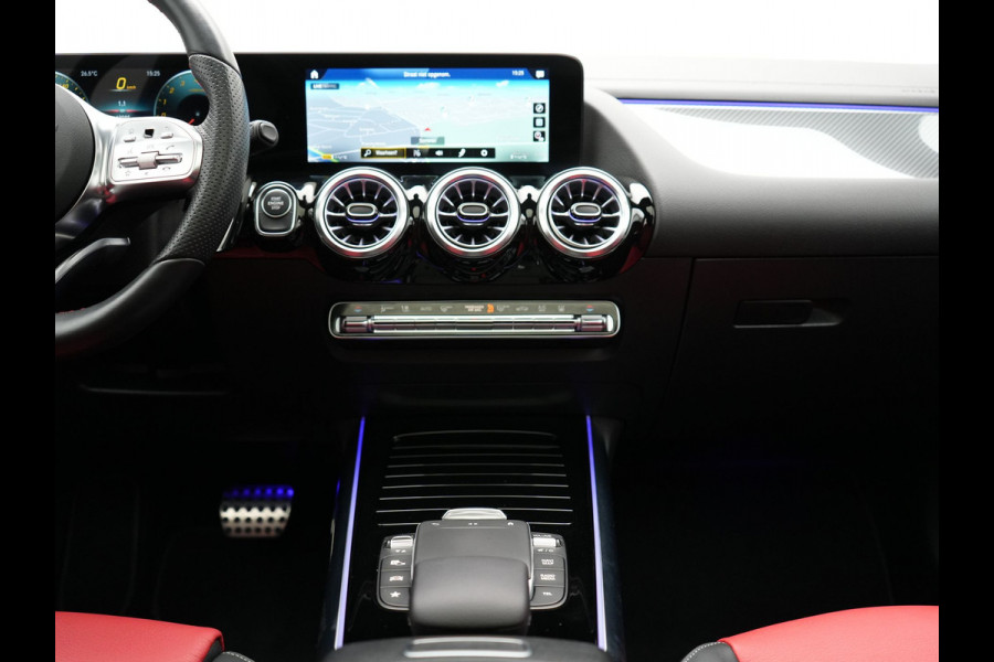 Mercedes-Benz GLA 250 e AMG Line Plug in Hybrid 218pk Dealer O.H | PHEV | Trekhaak af Fabriek | Panodak | Head Up| Adaptive Cruise | Apple Carplay | 360 camera | Sfeerverlichting | Lederen Sportstoelen Verwarmd | Widescreen Display | Navigatie | DAB |