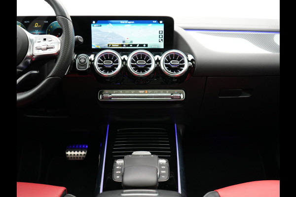 Mercedes-Benz GLA 250 e AMG Line Plug in Hybrid 218pk Dealer O.H | PHEV | Trekhaak af Fabriek | Panodak | Head Up| Adaptive Cruise | Apple Carplay | 360 camera | Sfeerverlichting | Lederen Sportstoelen Verwarmd | Widescreen Display | Navigatie | DAB |