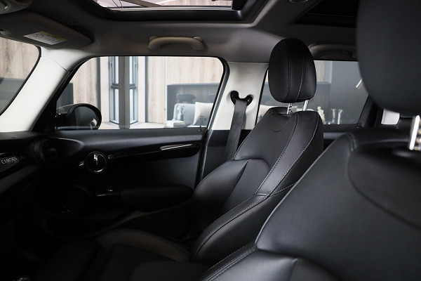 MINI Mini 1.5 Cooper Camden / 5 Deurs / Head Up / Camera / Leder / Open Panoramadak / Led / Pdc / 17 Inch