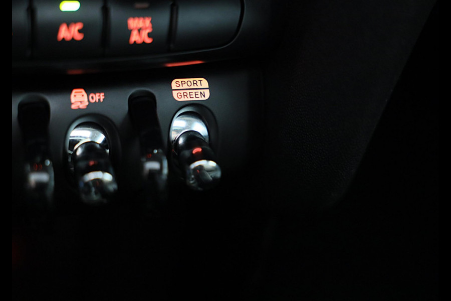 MINI Mini 1.5 Cooper Camden / 5 Deurs / Head Up / Camera / Leder / Open Panoramadak / Led / Pdc / 17 Inch