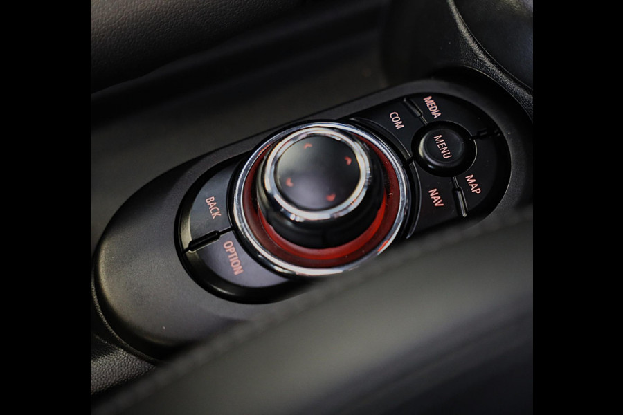 MINI Mini 1.5 Cooper Camden / 5 Deurs / Head Up / Camera / Leder / Open Panoramadak / Led / Pdc / 17 Inch