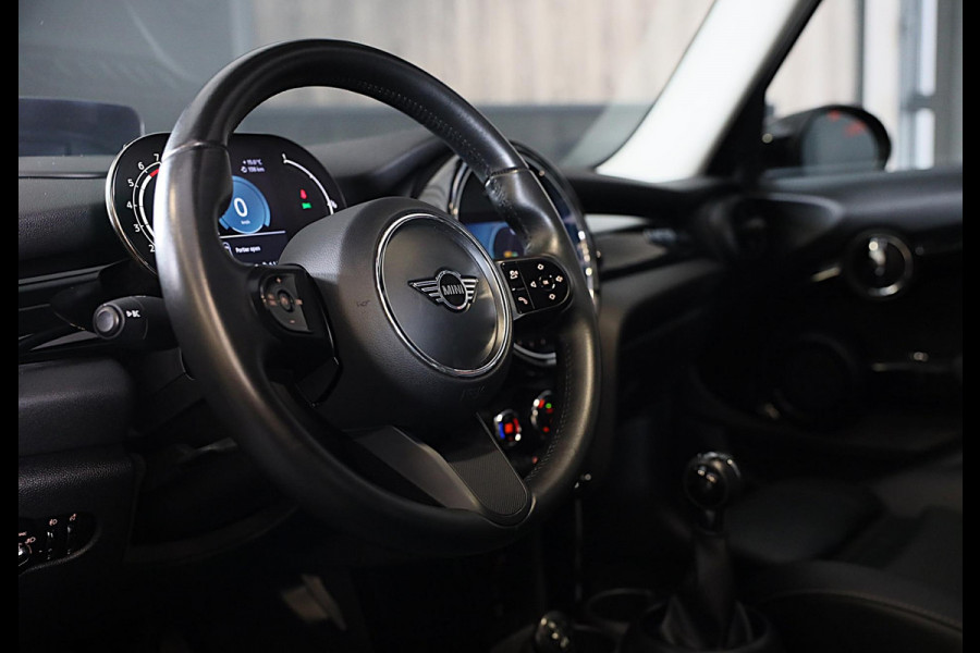 MINI Mini 1.5 Cooper Camden / 5 Deurs / Head Up / Camera / Leder / Open Panoramadak / Led / Pdc / 17 Inch