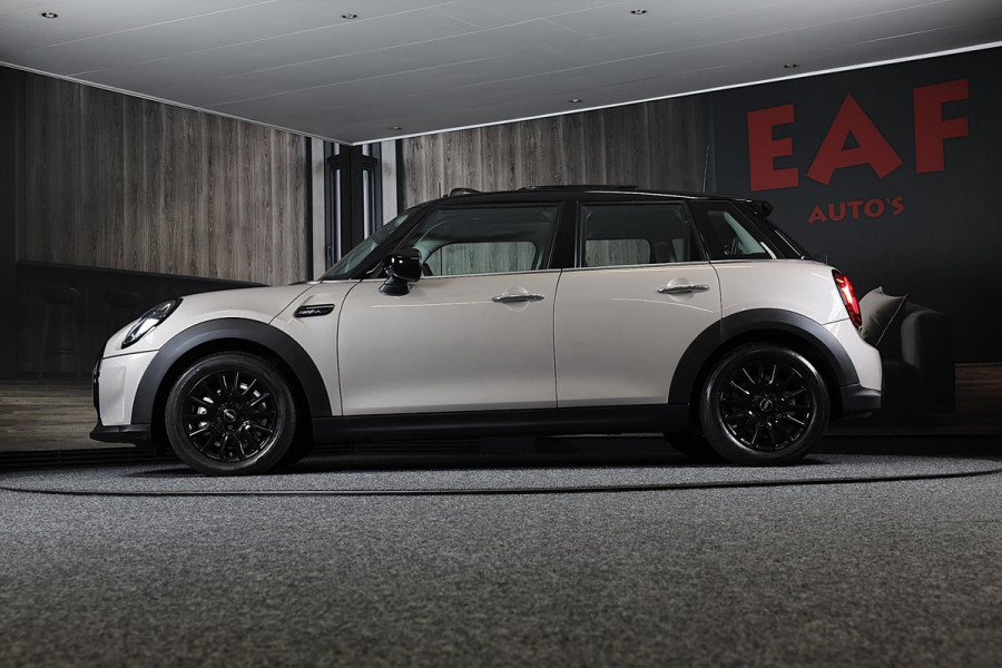 MINI Mini 1.5 Cooper Camden / 5 Deurs / Head Up / Camera / Leder / Open Panoramadak / Led / Pdc / 17 Inch