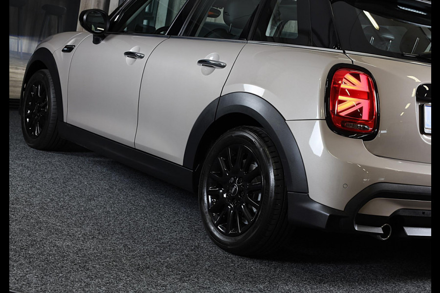 MINI Mini 1.5 Cooper Camden / 5 Deurs / Head Up / Camera / Leder / Open Panoramadak / Led / Pdc / 17 Inch