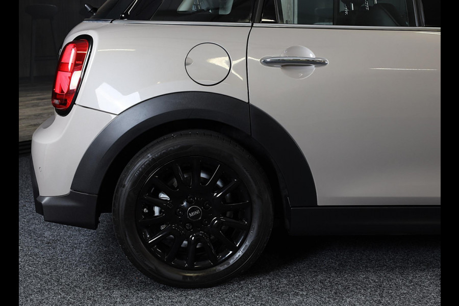 MINI Mini 1.5 Cooper Camden / 5 Deurs / Head Up / Camera / Leder / Open Panoramadak / Led / Pdc / 17 Inch