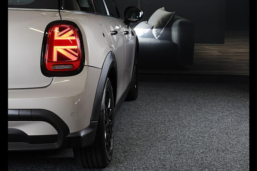 MINI Mini 1.5 Cooper Camden / 5 Deurs / Head Up / Camera / Leder / Open Panoramadak / Led / Pdc / 17 Inch