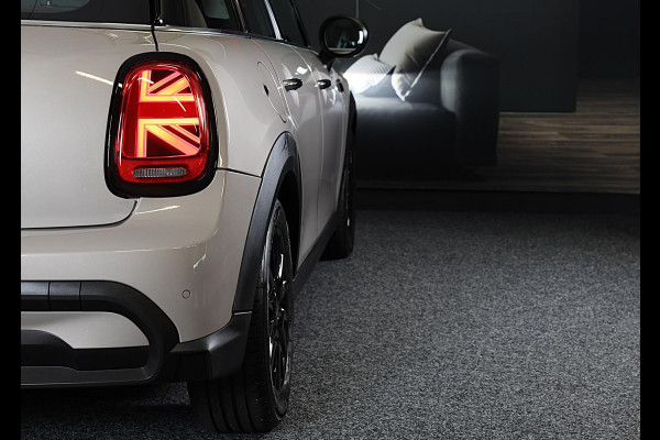 MINI Mini 1.5 Cooper Camden / 5 Deurs / Head Up / Camera / Leder / Open Panoramadak / Led / Pdc / 17 Inch