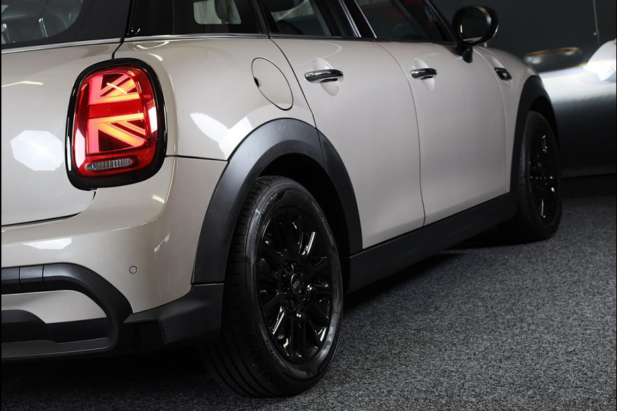 MINI Mini 1.5 Cooper Camden / 5 Deurs / Head Up / Camera / Leder / Open Panoramadak / Led / Pdc / 17 Inch
