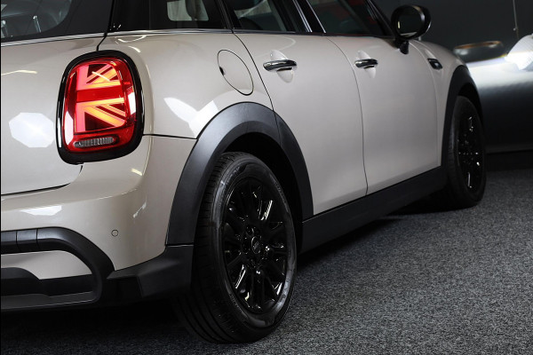 MINI Mini 1.5 Cooper Camden / 5 Deurs / Head Up / Camera / Leder / Open Panoramadak / Led / Pdc / 17 Inch