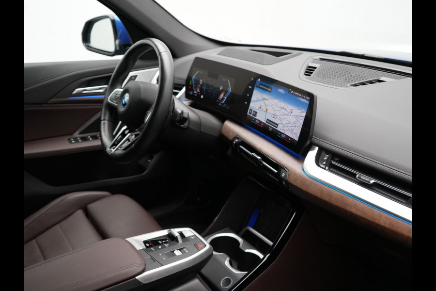 BMW X1 xDrive30e M Sport Plug In Hybrid 327pk PHEV | Head Up | Adaptive Cruise | M Sportstuur | 360 Camera | Harman Kardon | VOLLederen Sportstoelen Massage & Memory | Apple Carplay | Navigatie| Virtual | DAB |