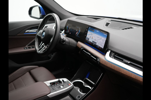 BMW X1 xDrive30e M Sport Plug In Hybrid 327pk PHEV | Head Up | Adaptive Cruise | M Sportstuur | 360 Camera | Harman Kardon | VOLLederen Sportstoelen Massage & Memory | Apple Carplay | Navigatie| Virtual | DAB |