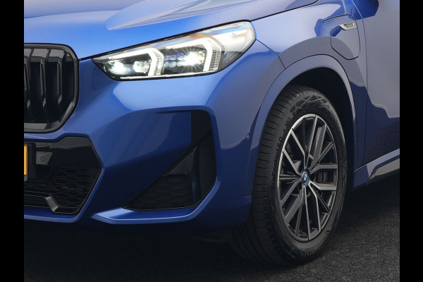 BMW X1 xDrive30e M Sport Plug In Hybrid 327pk PHEV | Head Up | Adaptive Cruise | M Sportstuur | 360 Camera | Harman Kardon | VOLLederen Sportstoelen Massage & Memory | Apple Carplay | Navigatie| Virtual | DAB |
