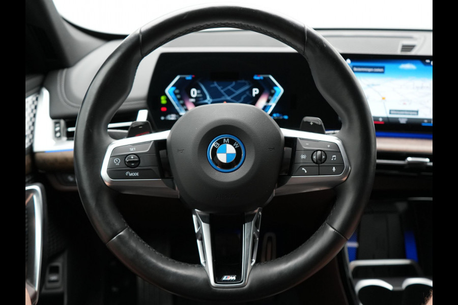 BMW X1 xDrive30e M Sport Plug In Hybrid 327pk PHEV | Head Up | Adaptive Cruise | M Sportstuur | 360 Camera | Harman Kardon | VOLLederen Sportstoelen Massage & Memory | Apple Carplay | Navigatie| Virtual | DAB |