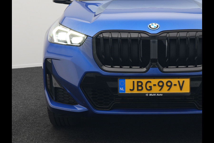 BMW X1 xDrive30e M Sport Plug In Hybrid 327pk PHEV | Head Up | Adaptive Cruise | M Sportstuur | 360 Camera | Harman Kardon | VOLLederen Sportstoelen Massage & Memory | Apple Carplay | Navigatie| Virtual | DAB |