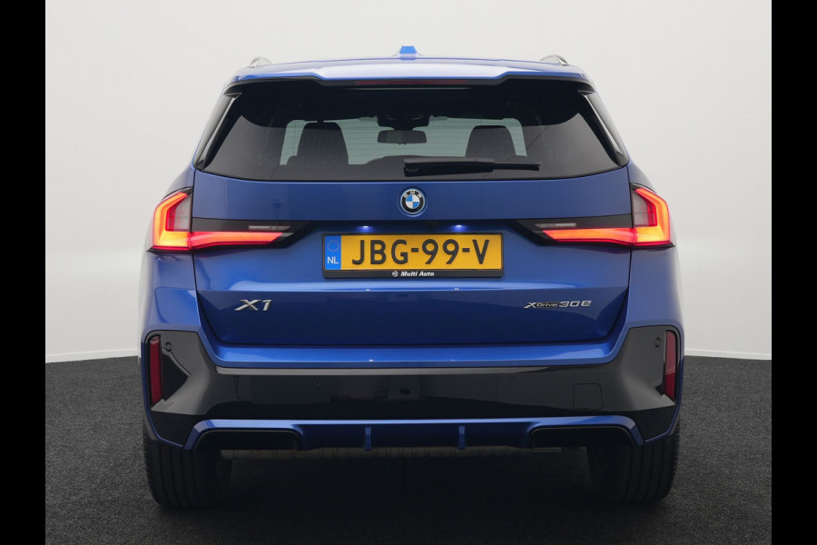 BMW X1 xDrive30e M Sport Plug In Hybrid 327pk PHEV | Head Up | Adaptive Cruise | M Sportstuur | 360 Camera | Harman Kardon | VOLLederen Sportstoelen Massage & Memory | Apple Carplay | Navigatie| Virtual | DAB |