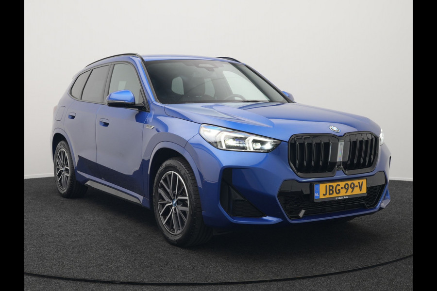 BMW X1 xDrive30e M Sport Plug In Hybrid 327pk PHEV | Head Up | Adaptive Cruise | M Sportstuur | 360 Camera | Harman Kardon | VOLLederen Sportstoelen Massage & Memory | Apple Carplay | Navigatie| Virtual | DAB |