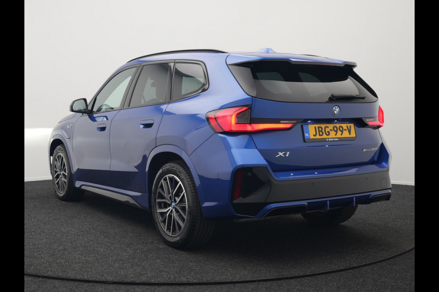 BMW X1 xDrive30e M Sport Plug In Hybrid 327pk PHEV | Head Up | Adaptive Cruise | M Sportstuur | 360 Camera | Harman Kardon | VOLLederen Sportstoelen Massage & Memory | Apple Carplay | Navigatie| Virtual | DAB |
