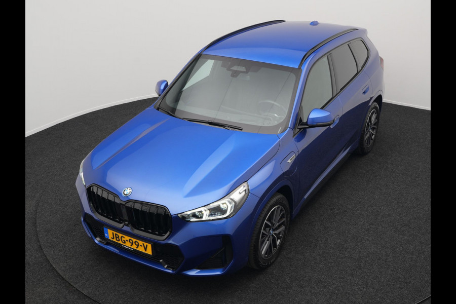 BMW X1 xDrive30e M Sport Plug In Hybrid 327pk PHEV | Head Up | Adaptive Cruise | M Sportstuur | 360 Camera | Harman Kardon | VOLLederen Sportstoelen Massage & Memory | Apple Carplay | Navigatie| Virtual | DAB |