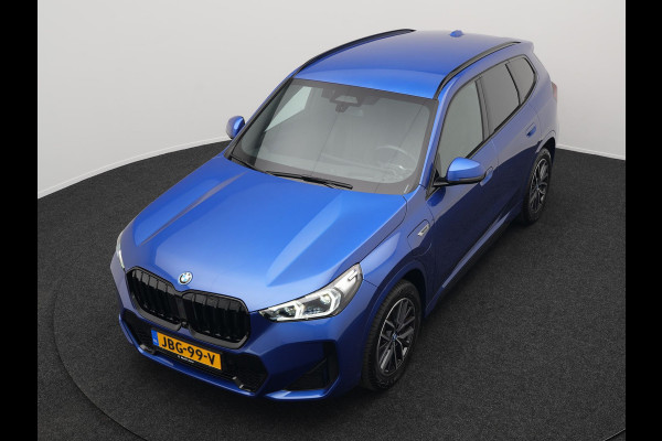 BMW X1 xDrive30e M Sport Plug In Hybrid 327pk PHEV | Head Up | Adaptive Cruise | M Sportstuur | 360 Camera | Harman Kardon | VOLLederen Sportstoelen Massage & Memory | Apple Carplay | Navigatie| Virtual | DAB |