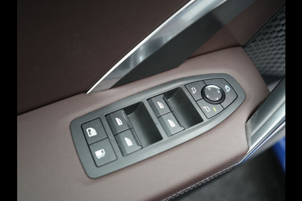 BMW X1 xDrive30e M Sport Plug In Hybrid 327pk PHEV | Head Up | Adaptive Cruise | M Sportstuur | 360 Camera | Harman Kardon | VOLLederen Sportstoelen Massage & Memory | Apple Carplay | Navigatie| Virtual | DAB |