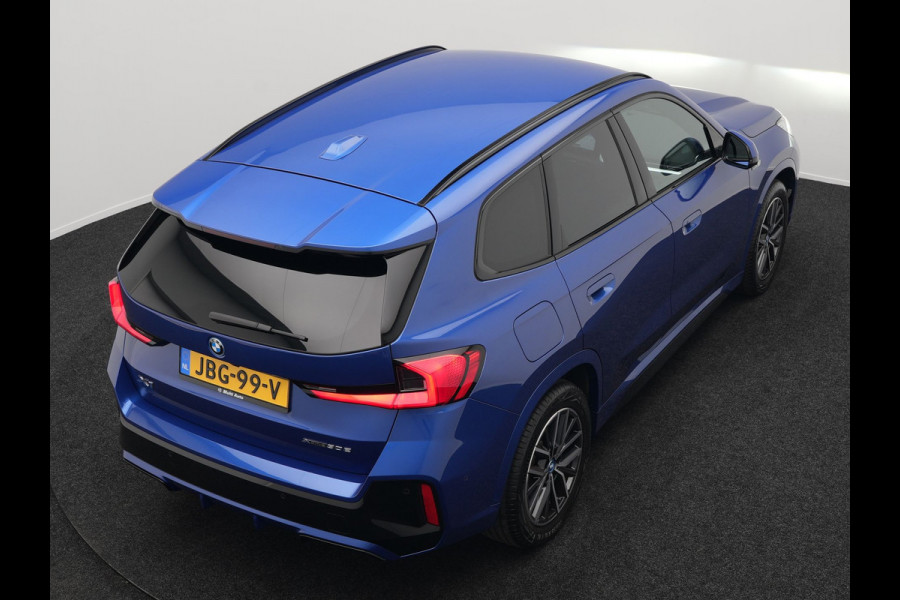 BMW X1 xDrive30e M Sport Plug In Hybrid 327pk PHEV | Head Up | Adaptive Cruise | M Sportstuur | 360 Camera | Harman Kardon | VOLLederen Sportstoelen Massage & Memory | Apple Carplay | Navigatie| Virtual | DAB |