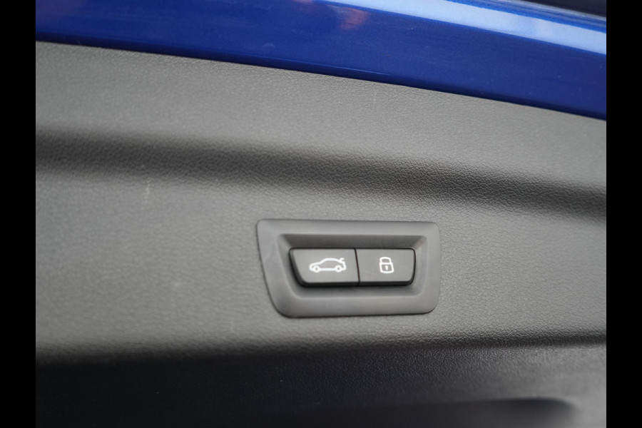 BMW X1 xDrive30e M Sport Plug In Hybrid 327pk PHEV | Head Up | Adaptive Cruise | M Sportstuur | 360 Camera | Harman Kardon | VOLLederen Sportstoelen Massage & Memory | Apple Carplay | Navigatie| Virtual | DAB |