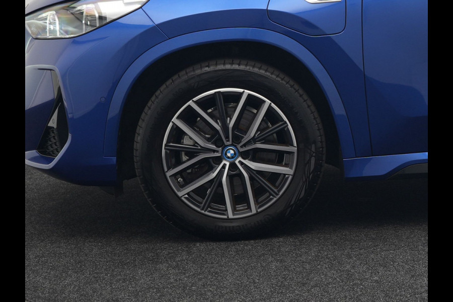 BMW X1 xDrive30e M Sport Plug In Hybrid 327pk PHEV | Head Up | Adaptive Cruise | M Sportstuur | 360 Camera | Harman Kardon | VOLLederen Sportstoelen Massage & Memory | Apple Carplay | Navigatie| Virtual | DAB |