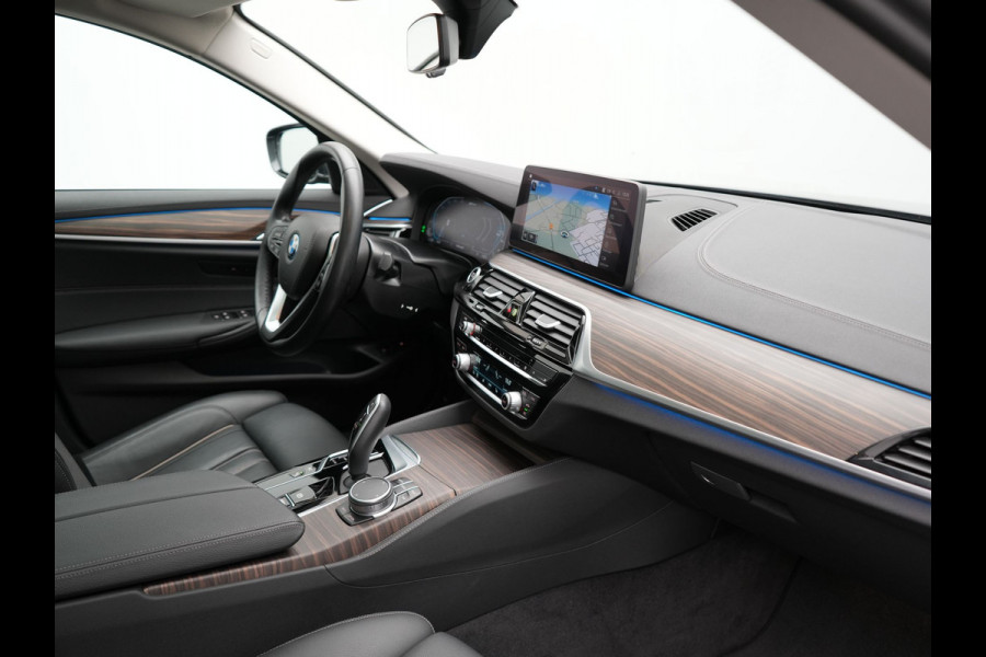 BMW 5 Serie Touring 530e Luxury Line Plug In Hybrid 294pk Dealer O.H PHEV | Trekhaak Af Fabriek | Panodak | Camera | Lederen Sportstoelen Memory & Verwarmd | Apple Carplay | Cruise Control | Navigatie | Virtual | DAB |