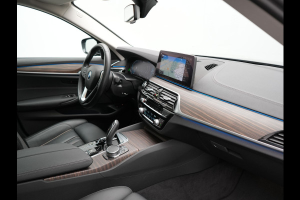 BMW 5 Serie Touring 530e Luxury Line Plug In Hybrid 294pk Dealer O.H PHEV | Trekhaak Af Fabriek | Panodak | Camera | Lederen Sportstoelen Memory & Verwarmd | Apple Carplay | Cruise Control | Navigatie | Virtual | DAB |