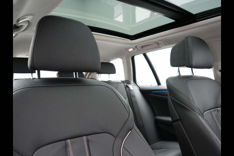 BMW 5 Serie Touring 530e Luxury Line Plug In Hybrid 294pk Dealer O.H PHEV | Trekhaak Af Fabriek | Panodak | Camera | Lederen Sportstoelen Memory & Verwarmd | Apple Carplay | Cruise Control | Navigatie | Virtual | DAB |