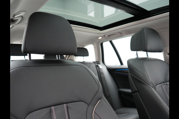 BMW 5 Serie Touring 530e Luxury Line Plug In Hybrid 294pk Dealer O.H PHEV | Trekhaak Af Fabriek | Panodak | Camera | Lederen Sportstoelen Memory & Verwarmd | Apple Carplay | Cruise Control | Navigatie | Virtual | DAB |