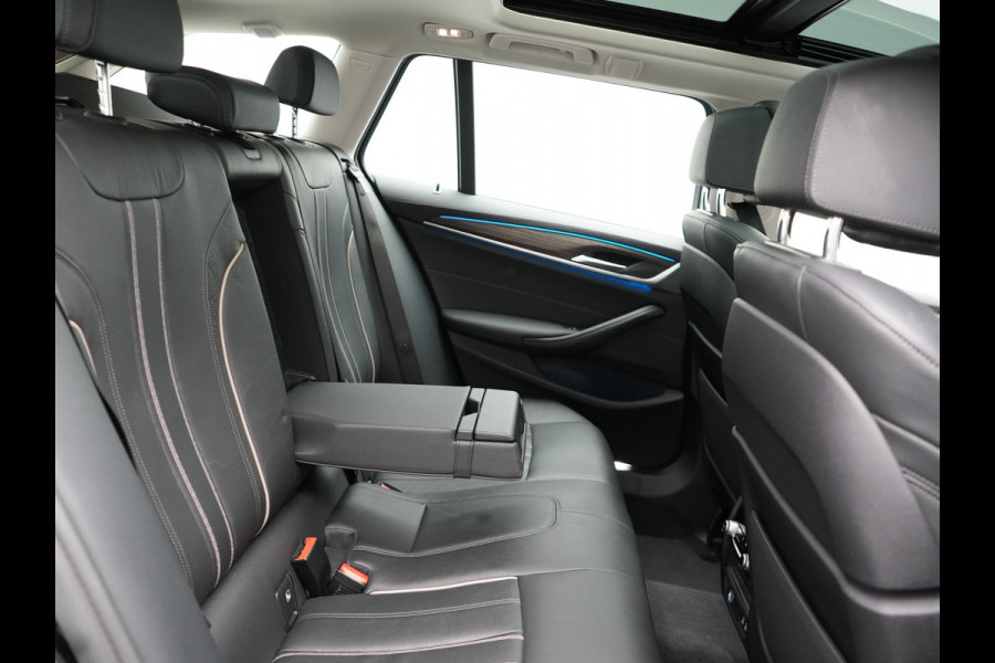 BMW 5 Serie Touring 530e Luxury Line Plug In Hybrid 294pk Dealer O.H PHEV | Trekhaak Af Fabriek | Panodak | Camera | Lederen Sportstoelen Memory & Verwarmd | Apple Carplay | Cruise Control | Navigatie | Virtual | DAB |