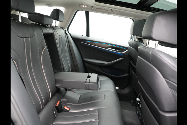 BMW 5 Serie Touring 530e Luxury Line Plug In Hybrid 294pk Dealer O.H PHEV | Trekhaak Af Fabriek | Panodak | Camera | Lederen Sportstoelen Memory & Verwarmd | Apple Carplay | Cruise Control | Navigatie | Virtual | DAB |