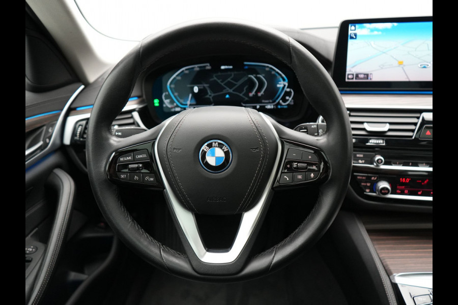 BMW 5 Serie Touring 530e Luxury Line Plug In Hybrid 294pk Dealer O.H PHEV | Trekhaak Af Fabriek | Panodak | Camera | Lederen Sportstoelen Memory & Verwarmd | Apple Carplay | Cruise Control | Navigatie | Virtual | DAB |