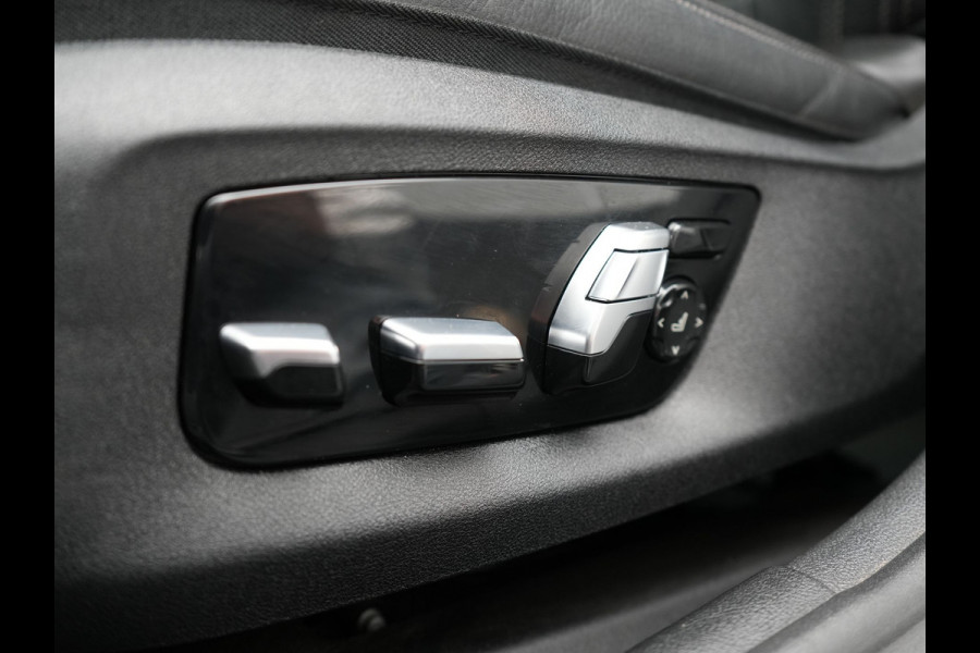 BMW 5 Serie Touring 530e Luxury Line Plug In Hybrid 294pk Dealer O.H PHEV | Trekhaak Af Fabriek | Panodak | Camera | Lederen Sportstoelen Memory & Verwarmd | Apple Carplay | Cruise Control | Navigatie | Virtual | DAB |