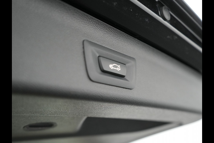 BMW 5 Serie Touring 530e Luxury Line Plug In Hybrid 294pk Dealer O.H PHEV | Trekhaak Af Fabriek | Panodak | Camera | Lederen Sportstoelen Memory & Verwarmd | Apple Carplay | Cruise Control | Navigatie | Virtual | DAB |