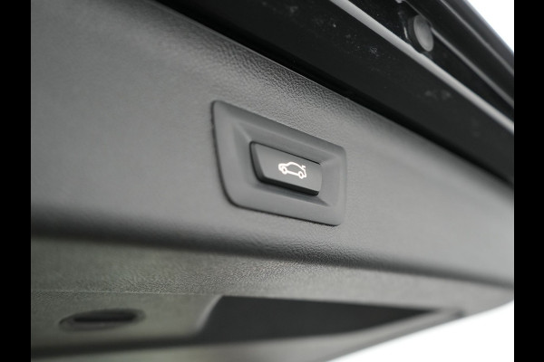 BMW 5 Serie Touring 530e Luxury Line Plug In Hybrid 294pk Dealer O.H PHEV | Trekhaak Af Fabriek | Panodak | Camera | Lederen Sportstoelen Memory & Verwarmd | Apple Carplay | Cruise Control | Navigatie | Virtual | DAB |