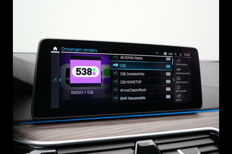 BMW 5 Serie Touring 530e Luxury Line Plug In Hybrid 294pk Dealer O.H PHEV | Trekhaak Af Fabriek | Panodak | Camera | Lederen Sportstoelen Memory & Verwarmd | Apple Carplay | Cruise Control | Navigatie | Virtual | DAB |